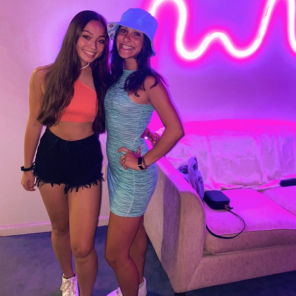 Meet your Posher, Whitney - Picture 2 of 4